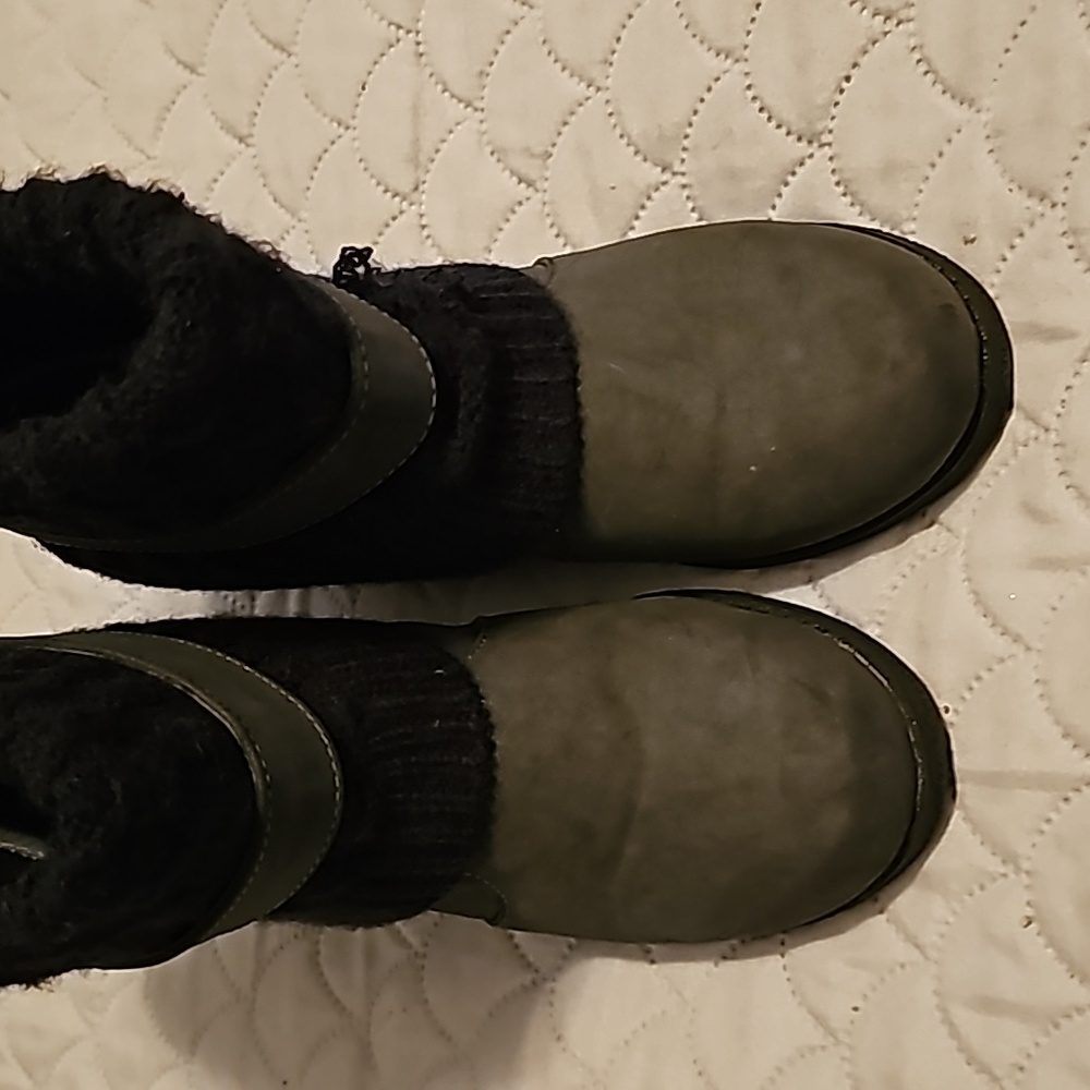B2 Ladies size 7 MukLuks Ankle wedge boots